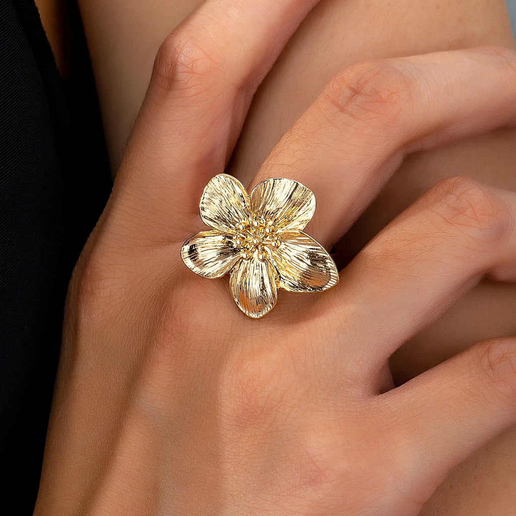 A Women's Ring, Flower Metal Opening, Adjustable Size Ring, Suitable for Daily Wear and Vacation