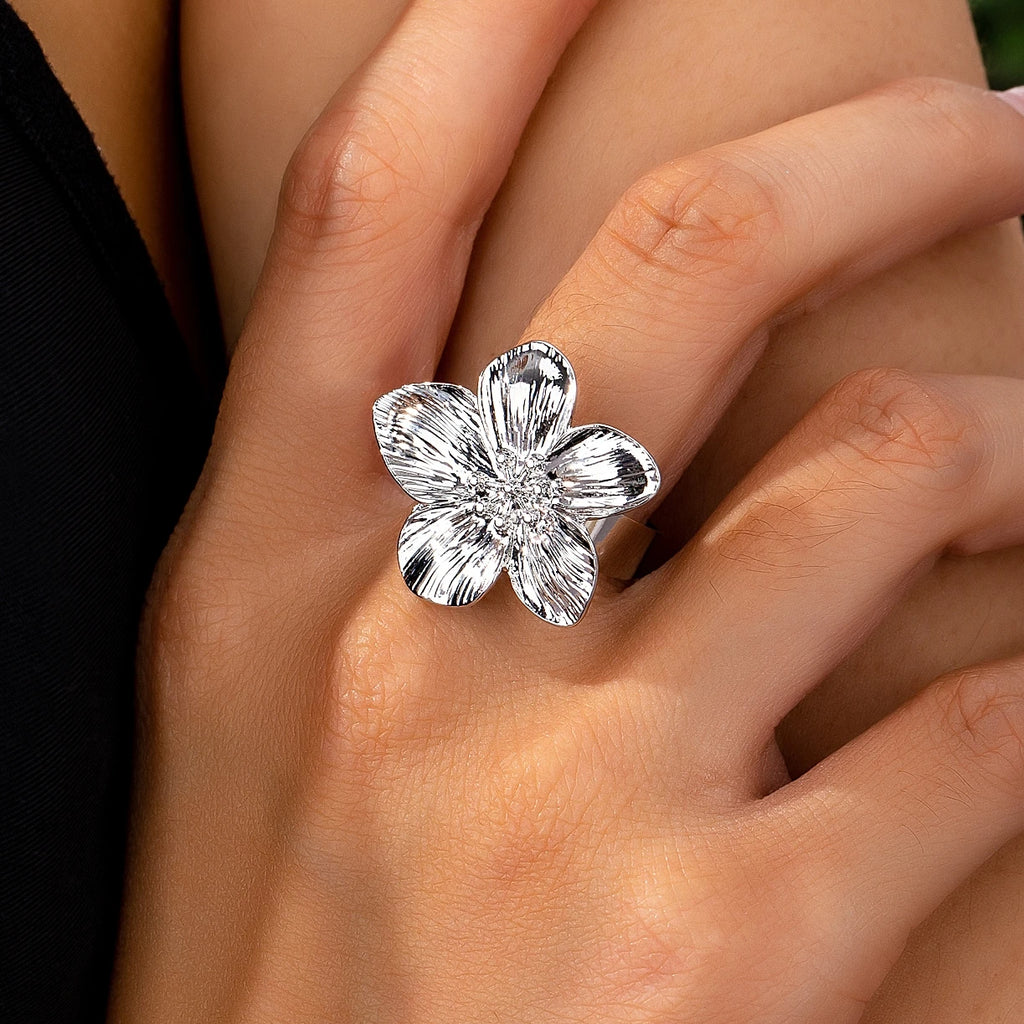 A Women's Ring, Flower Metal Opening, Adjustable Size Ring, Suitable for Daily Wear and Vacation