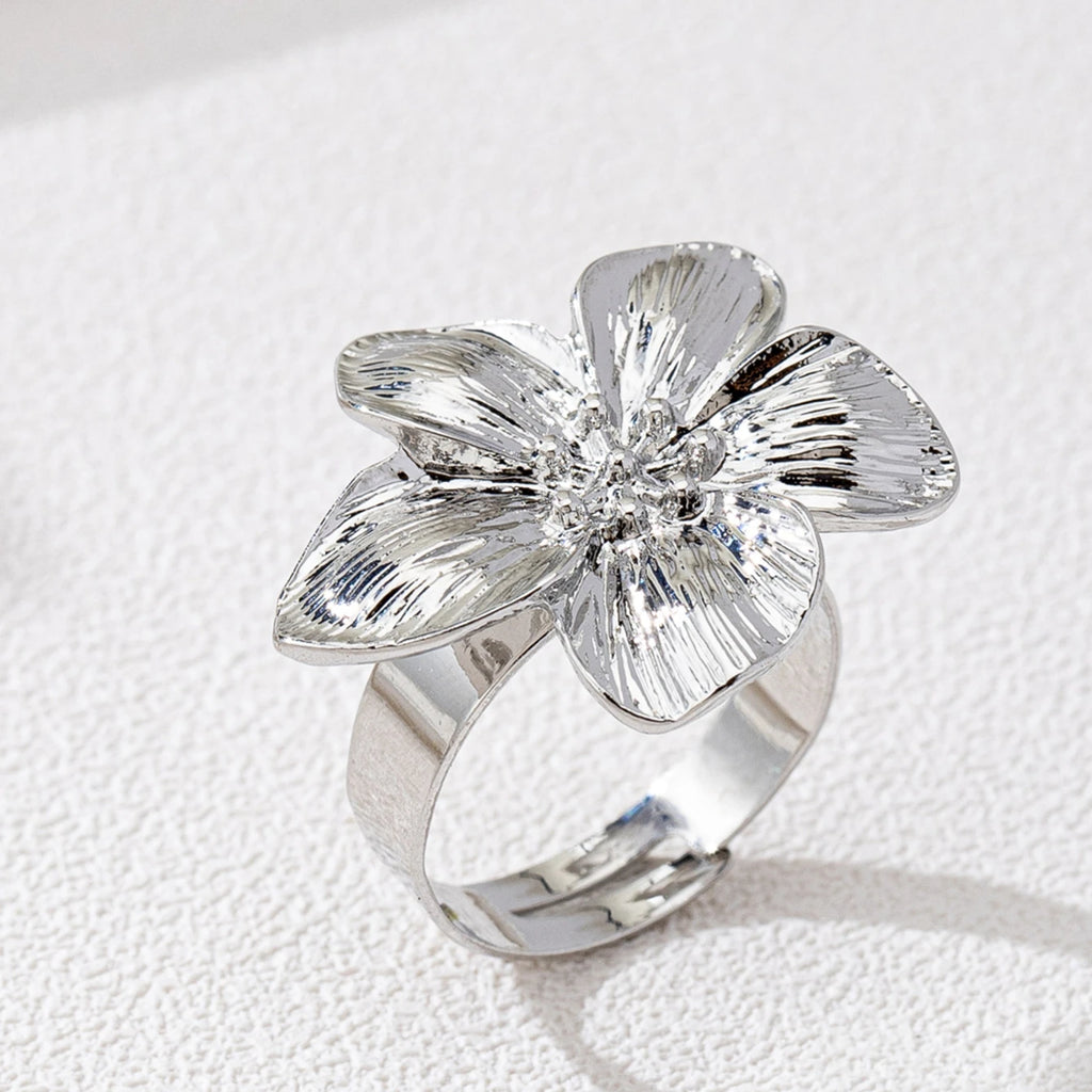 A Women's Ring, Flower Metal Opening, Adjustable Size Ring, Suitable for Daily Wear and Vacation