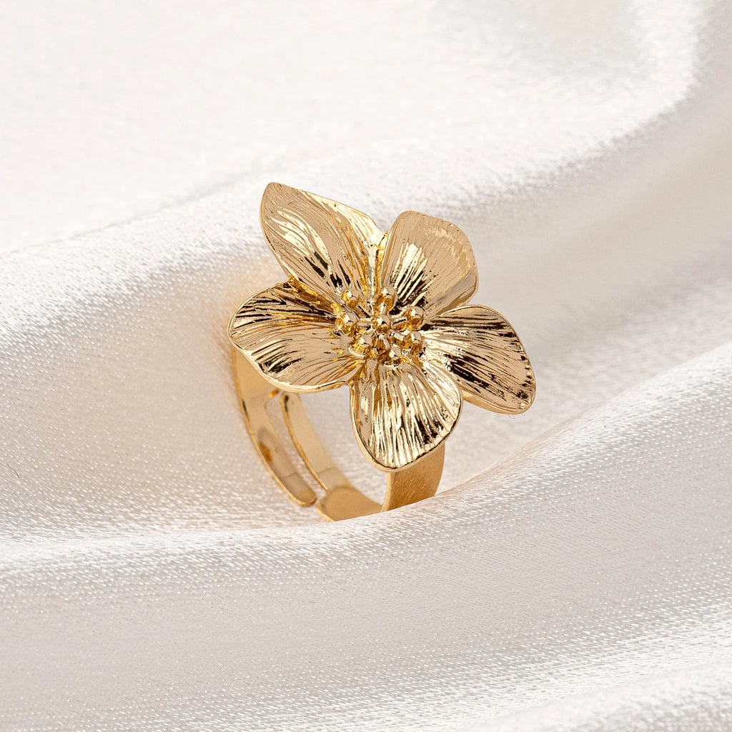 A Women's Ring, Flower Metal Opening, Adjustable Size Ring, Suitable for Daily Wear and Vacation