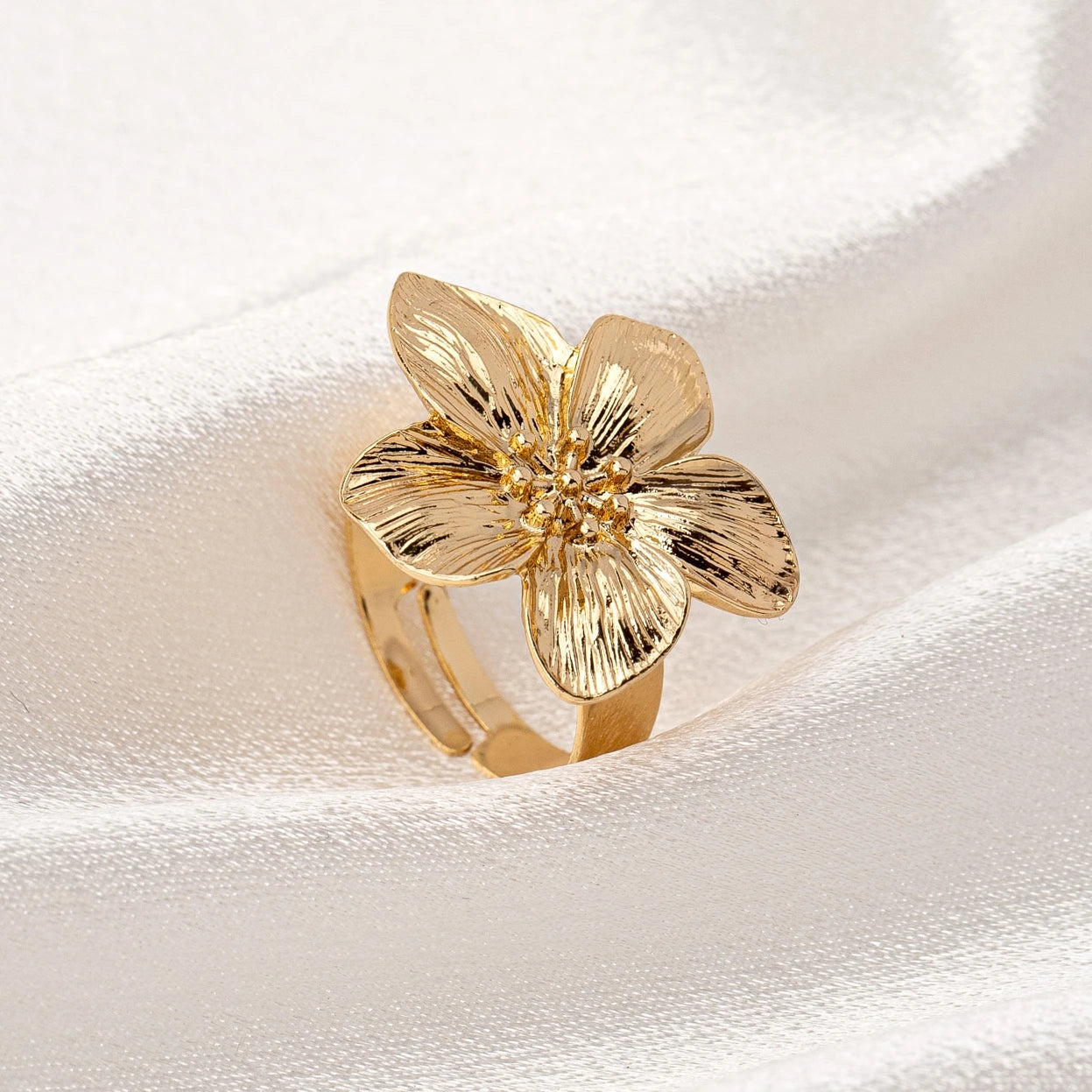 A Women's Ring, Flower Metal Opening, Adjustable Size Ring, Suitable for Daily Wear and Vacation
